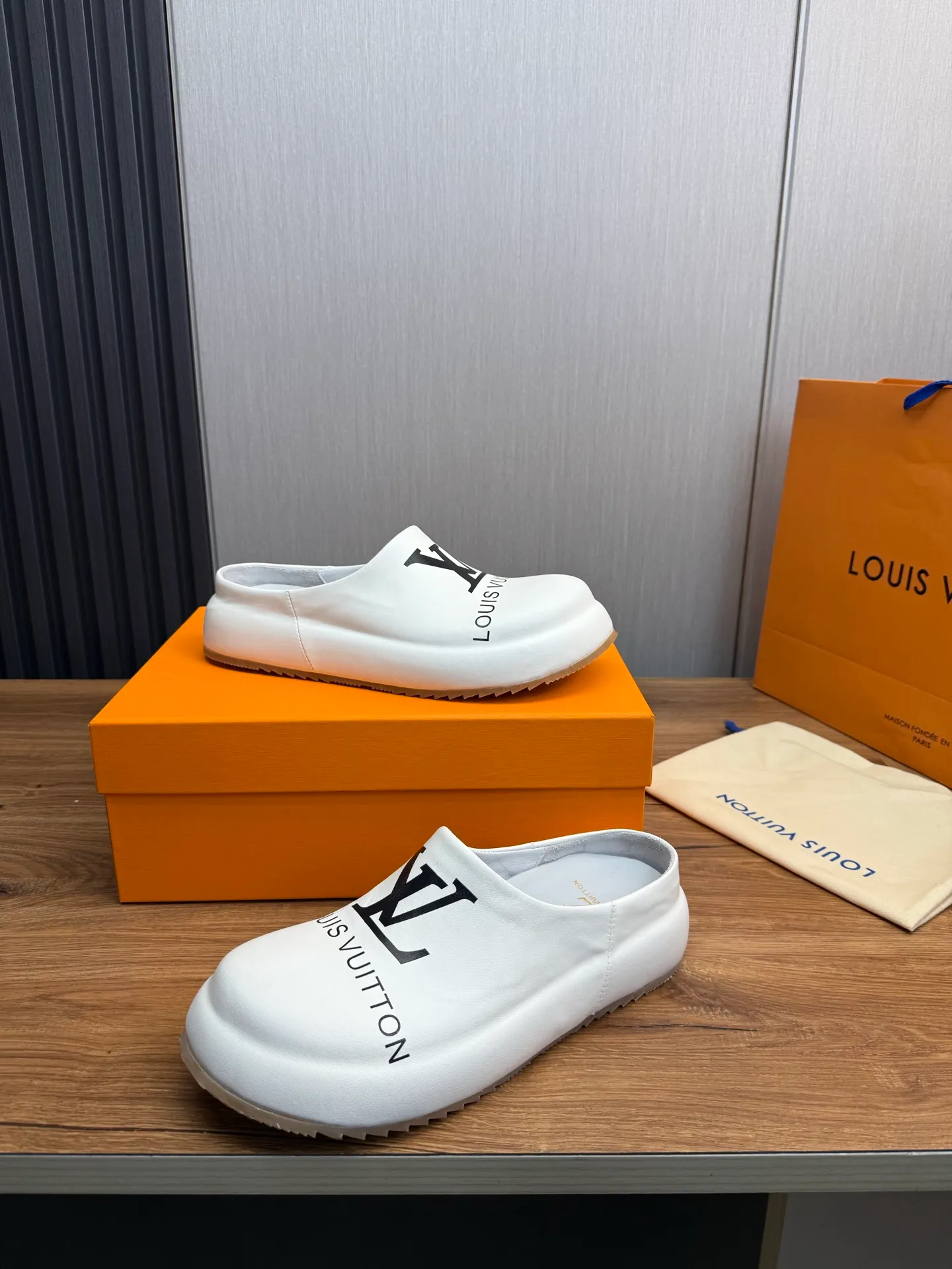 Men's shoes 💰480💰 Lv men's slippers 🩴38-45 size 45 46 🉑️Customized! Full leather slippers: cowhide on the outside, sheepskin on the inside ✅Original outsole⬆️